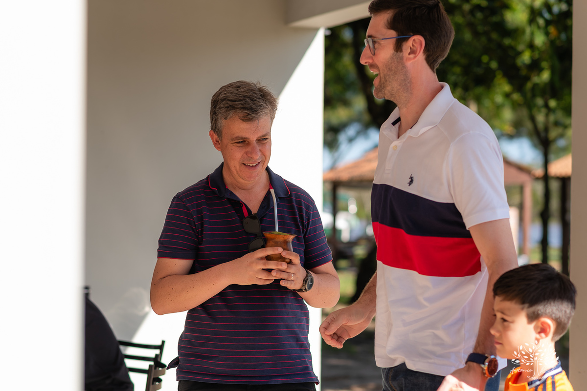 fotografia infantil - festa de aniversário - 7 anos - tema Minions - pé descalço - fotografia profissional - Antonio Rocha Fotografias - aniversário ao ar livre - Pelotas - Caça e Pesca - celebração em família - Antonio Rocha Fotografias - Festa Criança