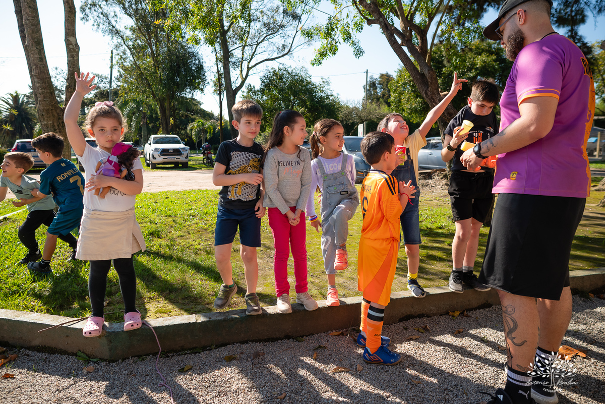 fotografia infantil - festa de aniversário - 7 anos - tema Minions - pé descalço - fotografia profissional - Antonio Rocha Fotografias - aniversário ao ar livre - Pelotas - Caça e Pesca - celebração em família - Antonio Rocha Fotografias - Festa Criança