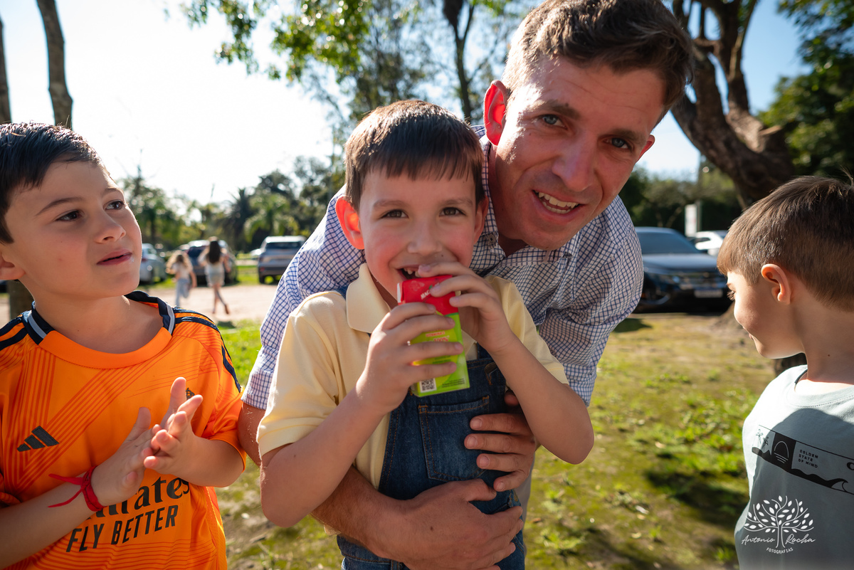 fotografia infantil - festa de aniversário - 7 anos - tema Minions - pé descalço - fotografia profissional - Antonio Rocha Fotografias - aniversário ao ar livre - Pelotas - Caça e Pesca - celebração em família - Antonio Rocha Fotografias - Festa Criança