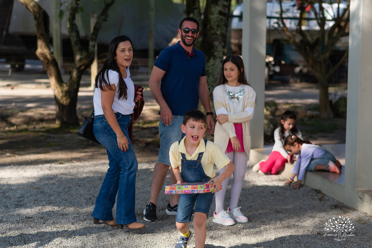 fotografia infantil - festa de aniversário - 7 anos - tema Minions - pé descalço - fotografia profissional - Antonio Rocha Fotografias - aniversário ao ar livre - Pelotas - Caça e Pesca - celebração em família - Antonio Rocha Fotografias - Festa Criança