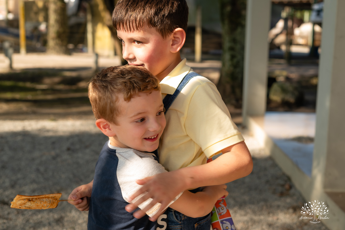 fotografia infantil - festa de aniversário - 7 anos - tema Minions - pé descalço - fotografia profissional - Antonio Rocha Fotografias - aniversário ao ar livre - Pelotas - Caça e Pesca - celebração em família - Antonio Rocha Fotografias - Festa Criança