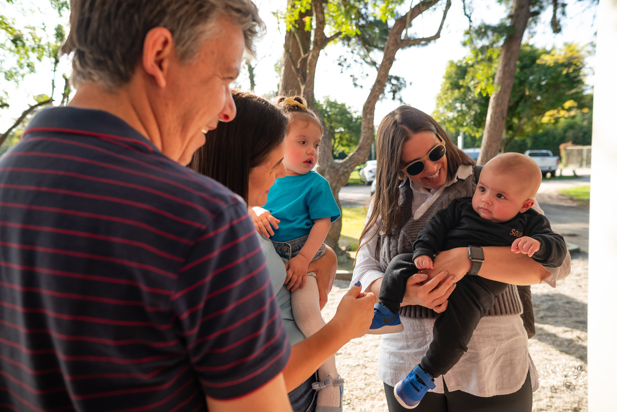 fotografia infantil - festa de aniversário - 7 anos - tema Minions - pé descalço - fotografia profissional - Antonio Rocha Fotografias - aniversário ao ar livre - Pelotas - Caça e Pesca - celebração em família - Antonio Rocha Fotografias - Festa Criança