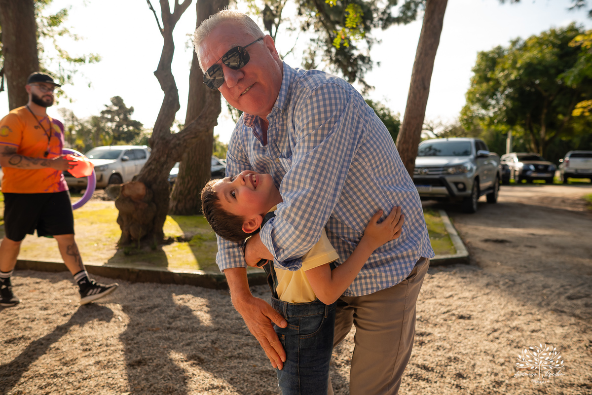 fotografia infantil - festa de aniversário - 7 anos - tema Minions - pé descalço - fotografia profissional - Antonio Rocha Fotografias - aniversário ao ar livre - Pelotas - Caça e Pesca - celebração em família - Antonio Rocha Fotografias - Festa Criança