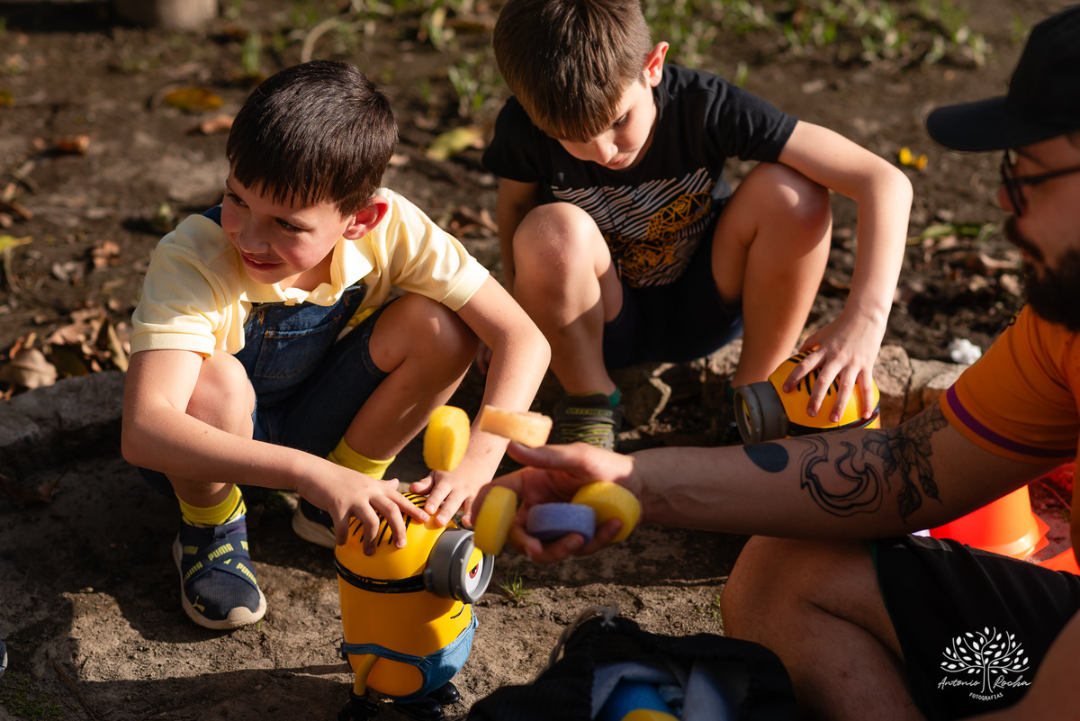 fotografia infantil - festa de aniversário - 7 anos - tema Minions - pé descalço - fotografia profissional - Antonio Rocha Fotografias - aniversário ao ar livre - Pelotas - Caça e Pesca - celebração em família - Antonio Rocha Fotografias - Festa Criança