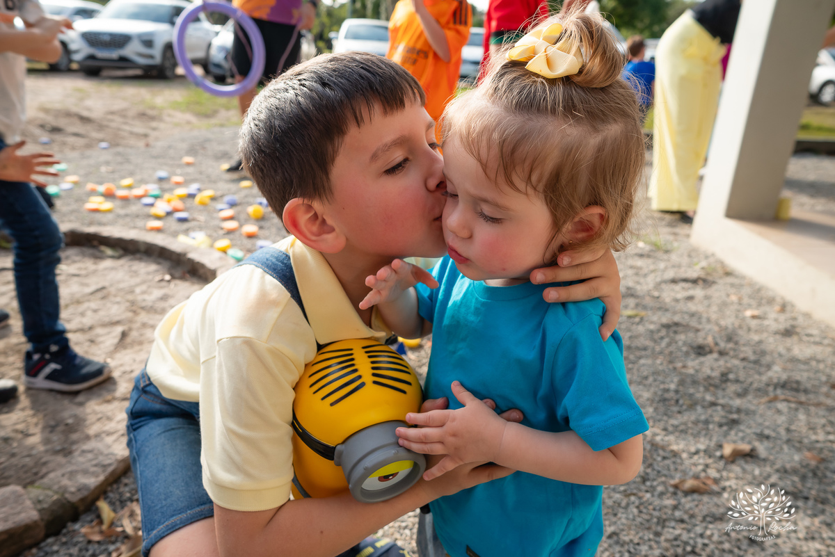 fotografia infantil - festa de aniversário - 7 anos - tema Minions - pé descalço - fotografia profissional - Antonio Rocha Fotografias - aniversário ao ar livre - Pelotas - Caça e Pesca - celebração em família - Antonio Rocha Fotografias - Festa Criança