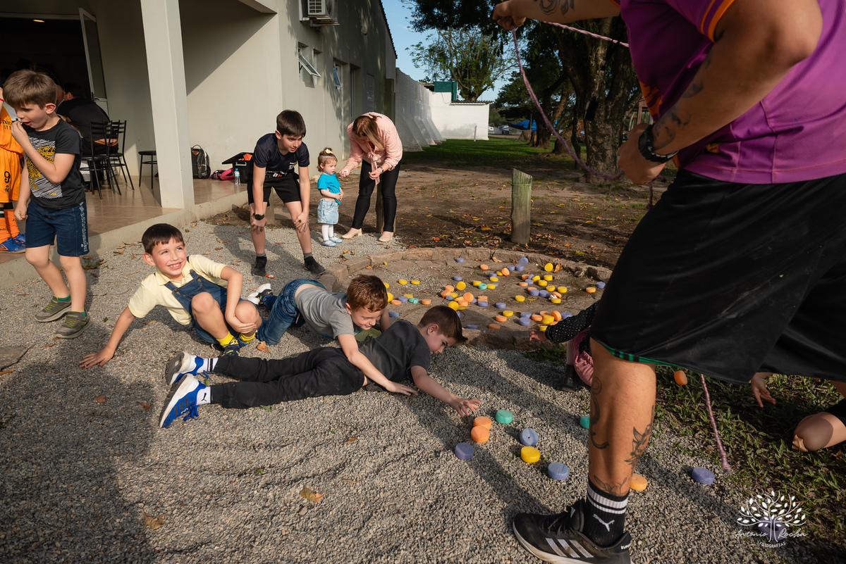 fotografia infantil - festa de aniversário - 7 anos - tema Minions - pé descalço - fotografia profissional - Antonio Rocha Fotografias - aniversário ao ar livre - Pelotas - Caça e Pesca - celebração em família - Antonio Rocha Fotografias - Festa Criança