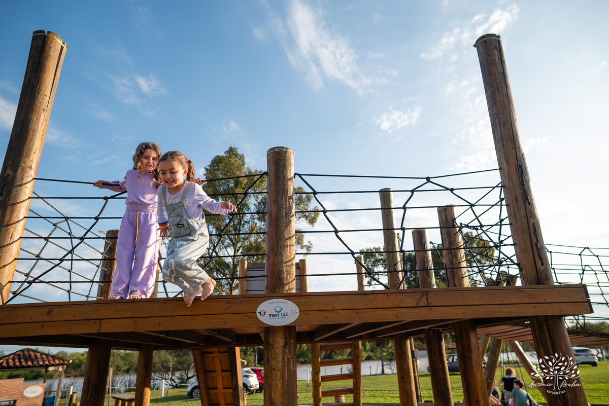 fotografia infantil - festa de aniversário - 7 anos - tema Minions - pé descalço - fotografia profissional - Antonio Rocha Fotografias - aniversário ao ar livre - Pelotas - Caça e Pesca - celebração em família - Antonio Rocha Fotografias - Festa Criança
