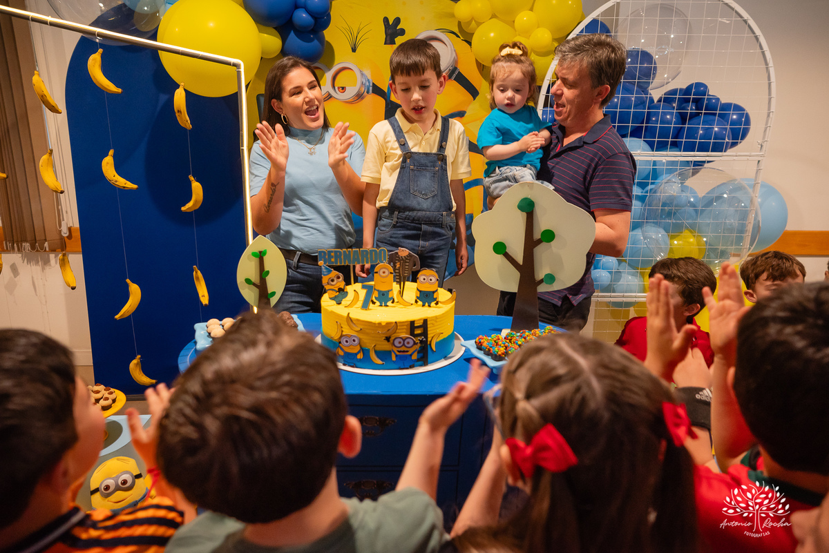 fotografia infantil - festa de aniversário - 7 anos - tema Minions - pé descalço - fotografia profissional - Antonio Rocha Fotografias - aniversário ao ar livre - Pelotas - Caça e Pesca - celebração em família - Antonio Rocha Fotografias - Festa Criança