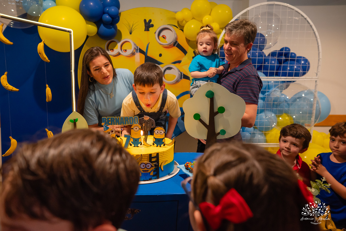 fotografia infantil - festa de aniversário - 7 anos - tema Minions - pé descalço - fotografia profissional - Antonio Rocha Fotografias - aniversário ao ar livre - Pelotas - Caça e Pesca - celebração em família - Antonio Rocha Fotografias - Festa Criança