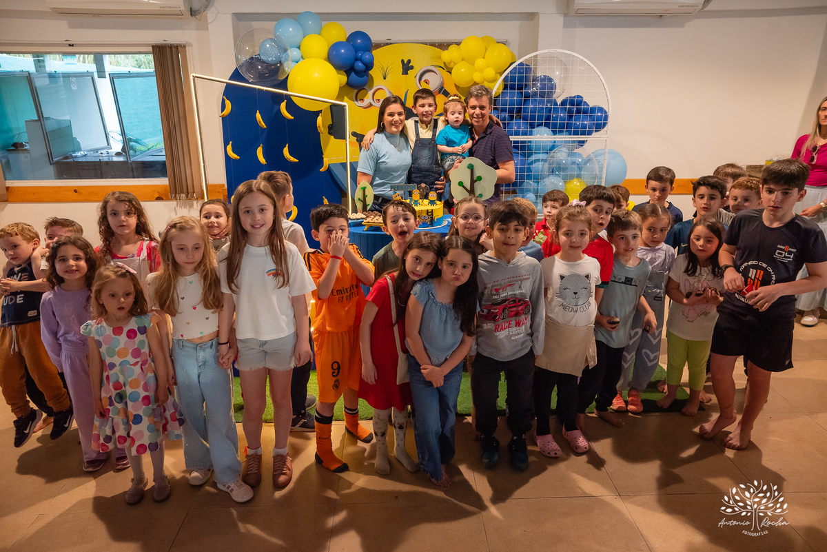fotografia infantil - festa de aniversário - 7 anos - tema Minions - pé descalço - fotografia profissional - Antonio Rocha Fotografias - aniversário ao ar livre - Pelotas - Caça e Pesca - celebração em família - Antonio Rocha Fotografias - Festa Criança