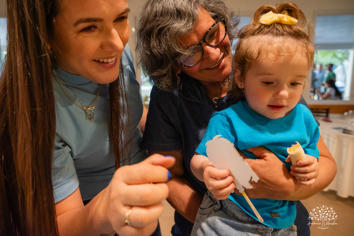 fotografia infantil - festa de aniversário - 7 anos - tema Minions - pé descalço - fotografia profissional - Antonio Rocha Fotografias - aniversário ao ar livre - Pelotas - Caça e Pesca - celebração em família - Antonio Rocha Fotografias - Festa Criança