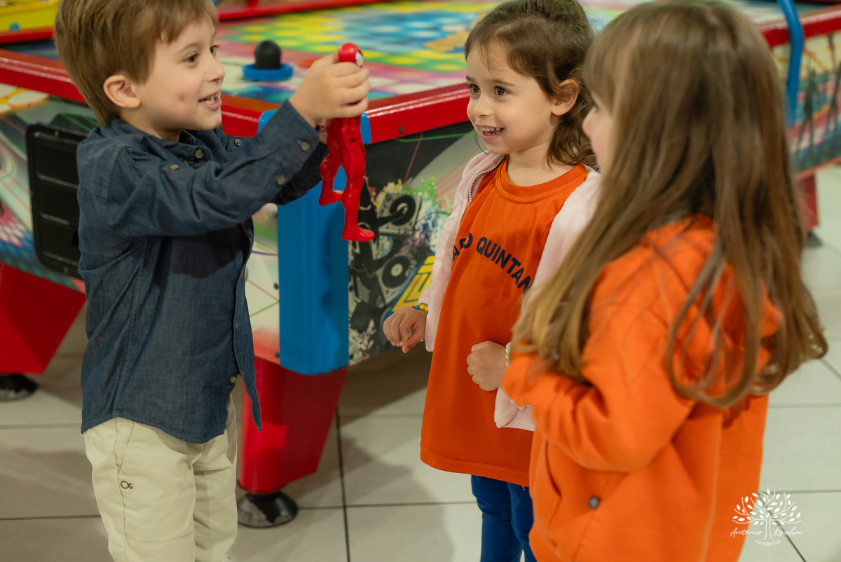 aniversário - 4 anos - Vicente - fotografia infantil - festa infantil - super-heróis - amigos - família -  -Pelotas - playground - Antônio Rocha Fotografias - registro de momentos - tio Guigui - Homem Aranha - Hulck - infância - Meu Herói
