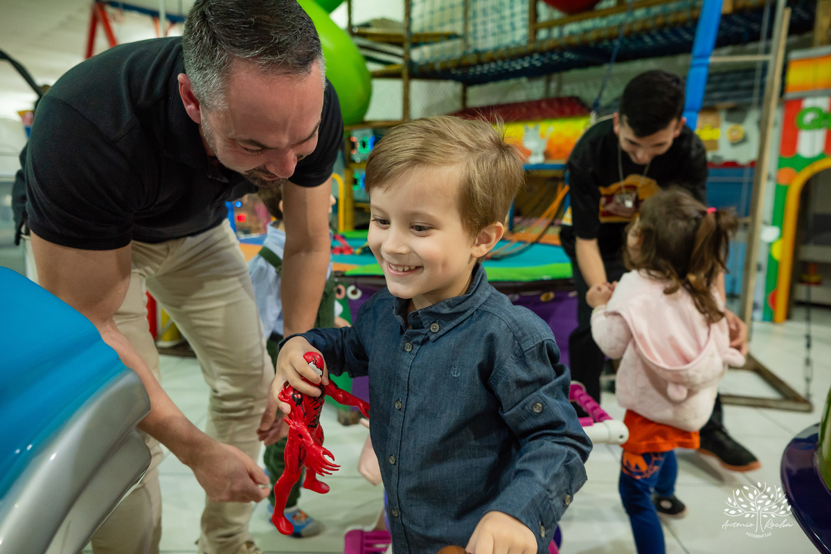 aniversário - 4 anos - Vicente - fotografia infantil - festa infantil - super-heróis - amigos - família -  -Pelotas - playground - Antônio Rocha Fotografias - registro de momentos - tio Guigui - Homem Aranha - Hulck - infância - Meu Herói