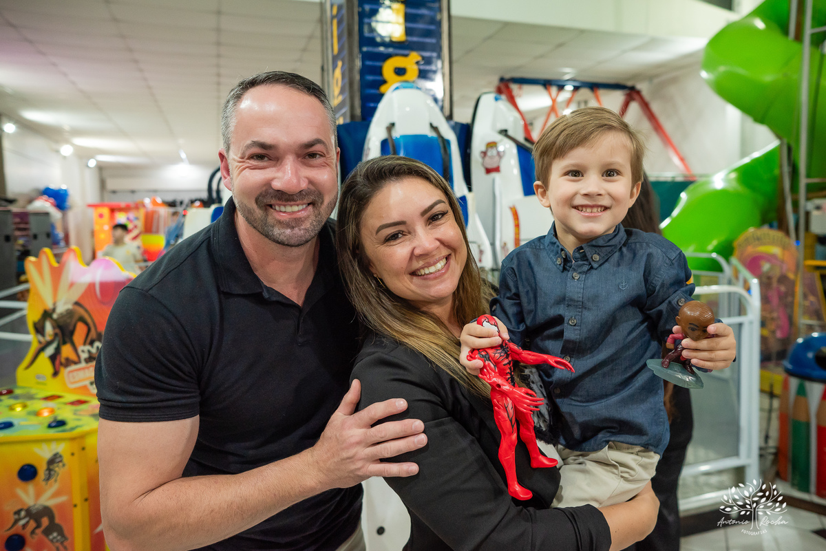 aniversário - 4 anos - Vicente - fotografia infantil - festa infantil - super-heróis - amigos - família -  -Pelotas - playground - Antônio Rocha Fotografias - registro de momentos - tio Guigui - Homem Aranha - Hulck - infância - Meu Herói