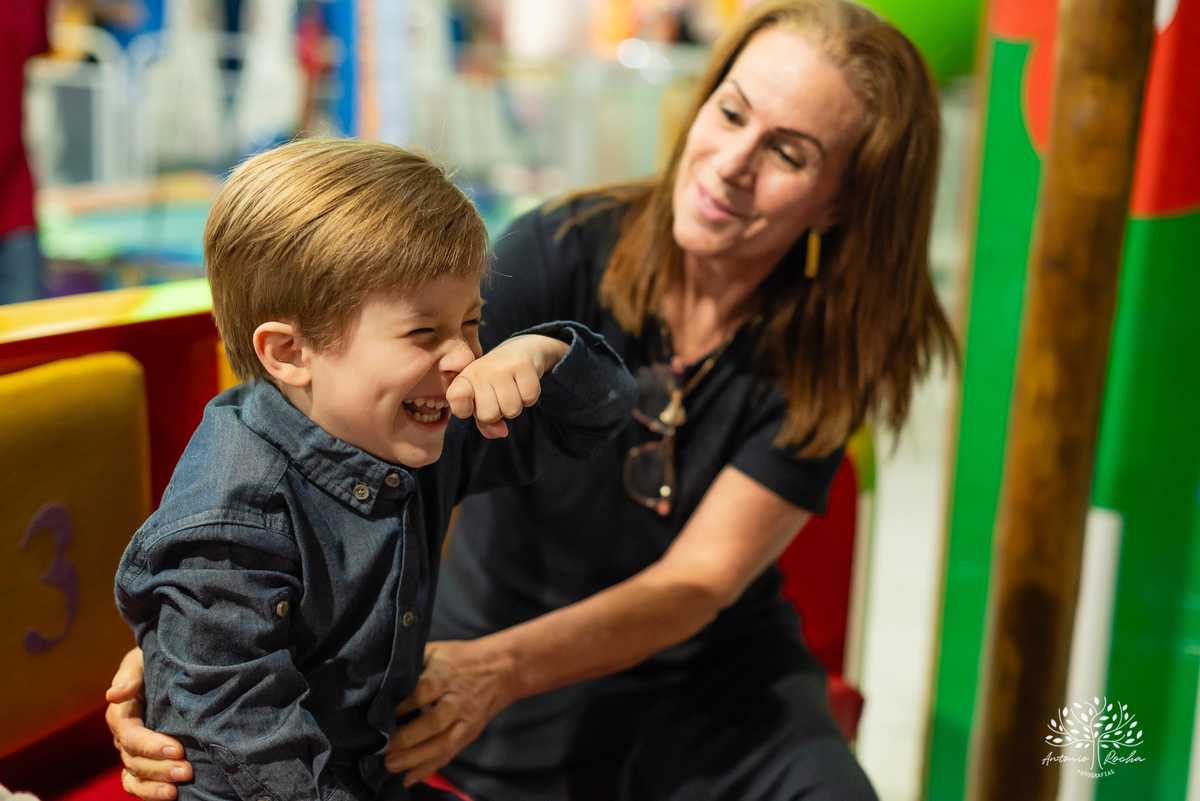 aniversário - 4 anos - Vicente - fotografia infantil - festa infantil - super-heróis - amigos - família -  -Pelotas - playground - Antônio Rocha Fotografias - registro de momentos - tio Guigui - Homem Aranha - Hulck - infância - Meu Herói