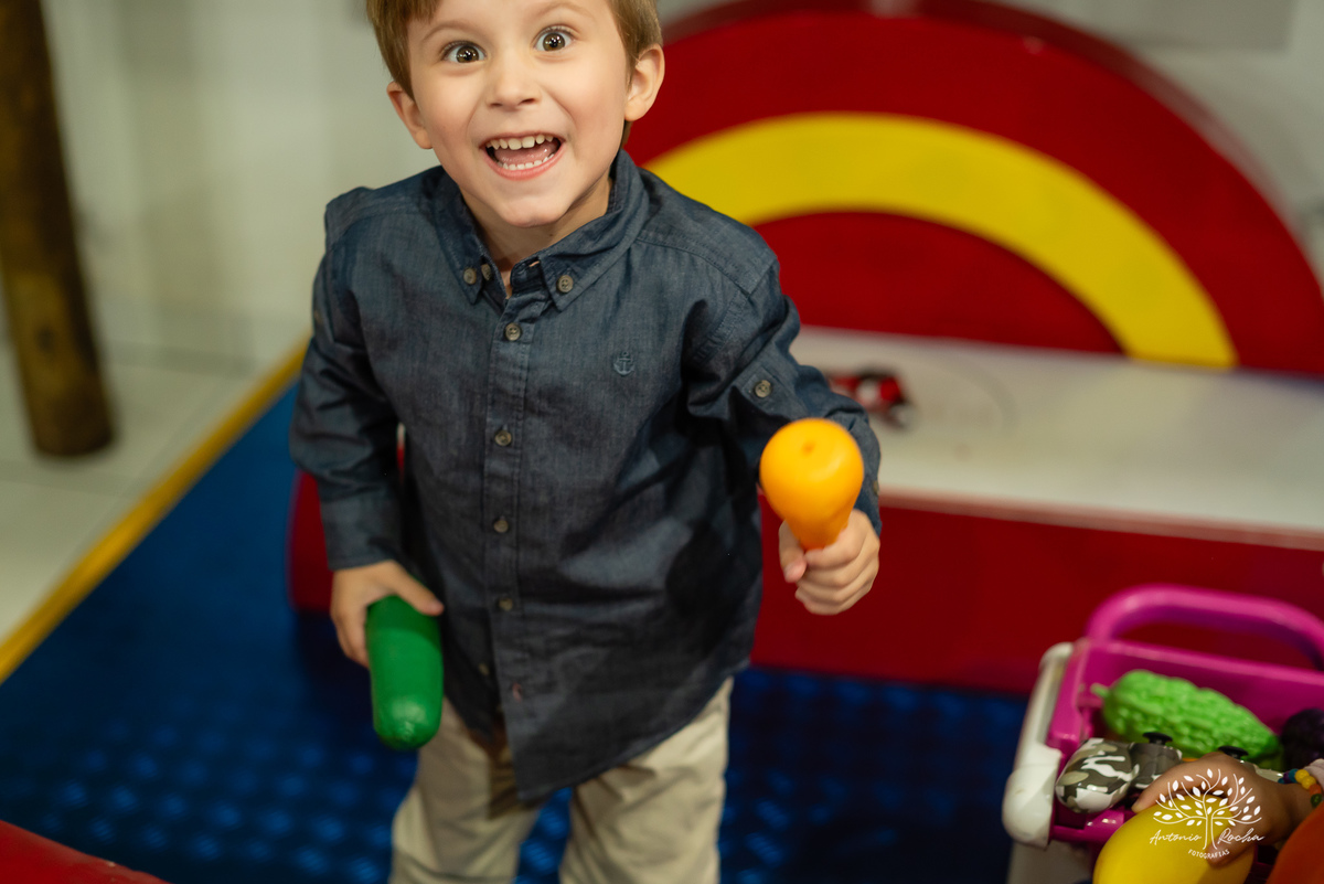 aniversário - 4 anos - Vicente - fotografia infantil - festa infantil - super-heróis - amigos - família -  -Pelotas - playground - Antônio Rocha Fotografias - registro de momentos - tio Guigui - Homem Aranha - Hulck - infância - Meu Herói