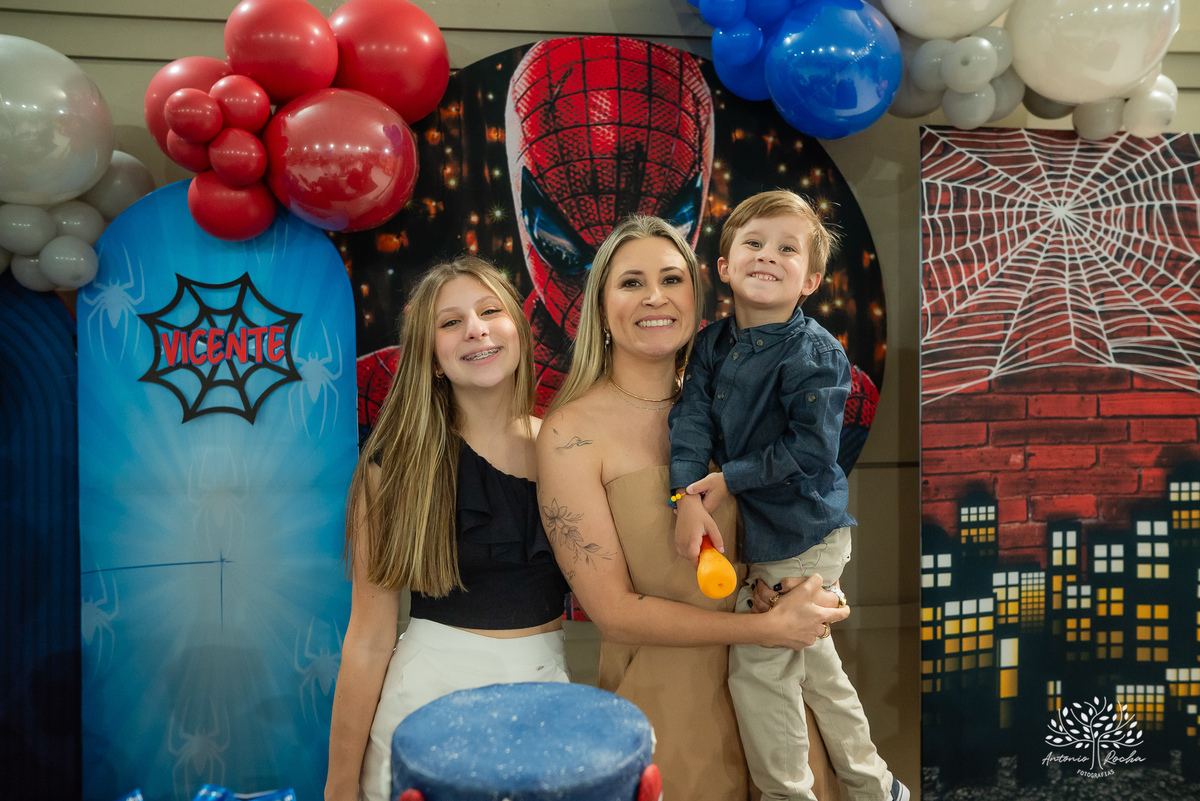 aniversário - 4 anos - Vicente - fotografia infantil - festa infantil - super-heróis - amigos - família -  -Pelotas - playground - Antônio Rocha Fotografias - registro de momentos - tio Guigui - Homem Aranha - Hulck - infância - Meu Herói