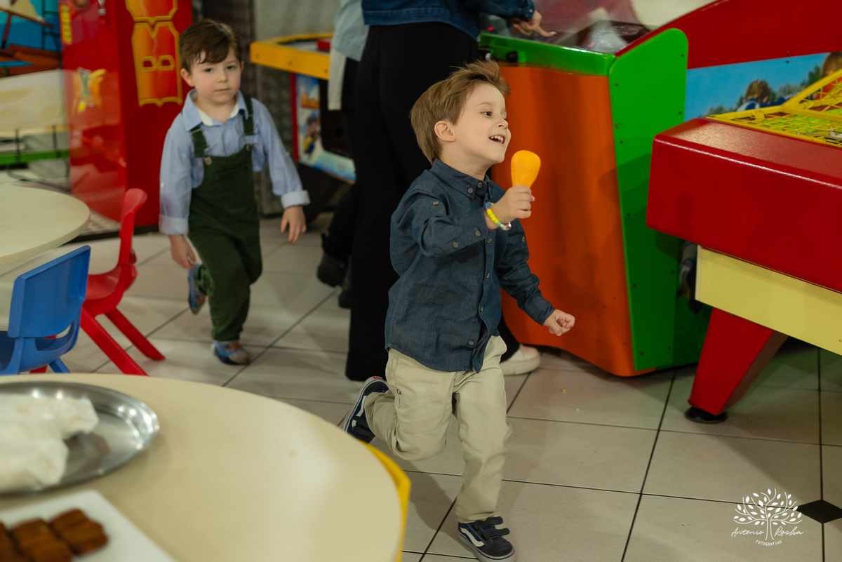 aniversário - 4 anos - Vicente - fotografia infantil - festa infantil - super-heróis - amigos - família -  -Pelotas - playground - Antônio Rocha Fotografias - registro de momentos - tio Guigui - Homem Aranha - Hulck - infância - Meu Herói