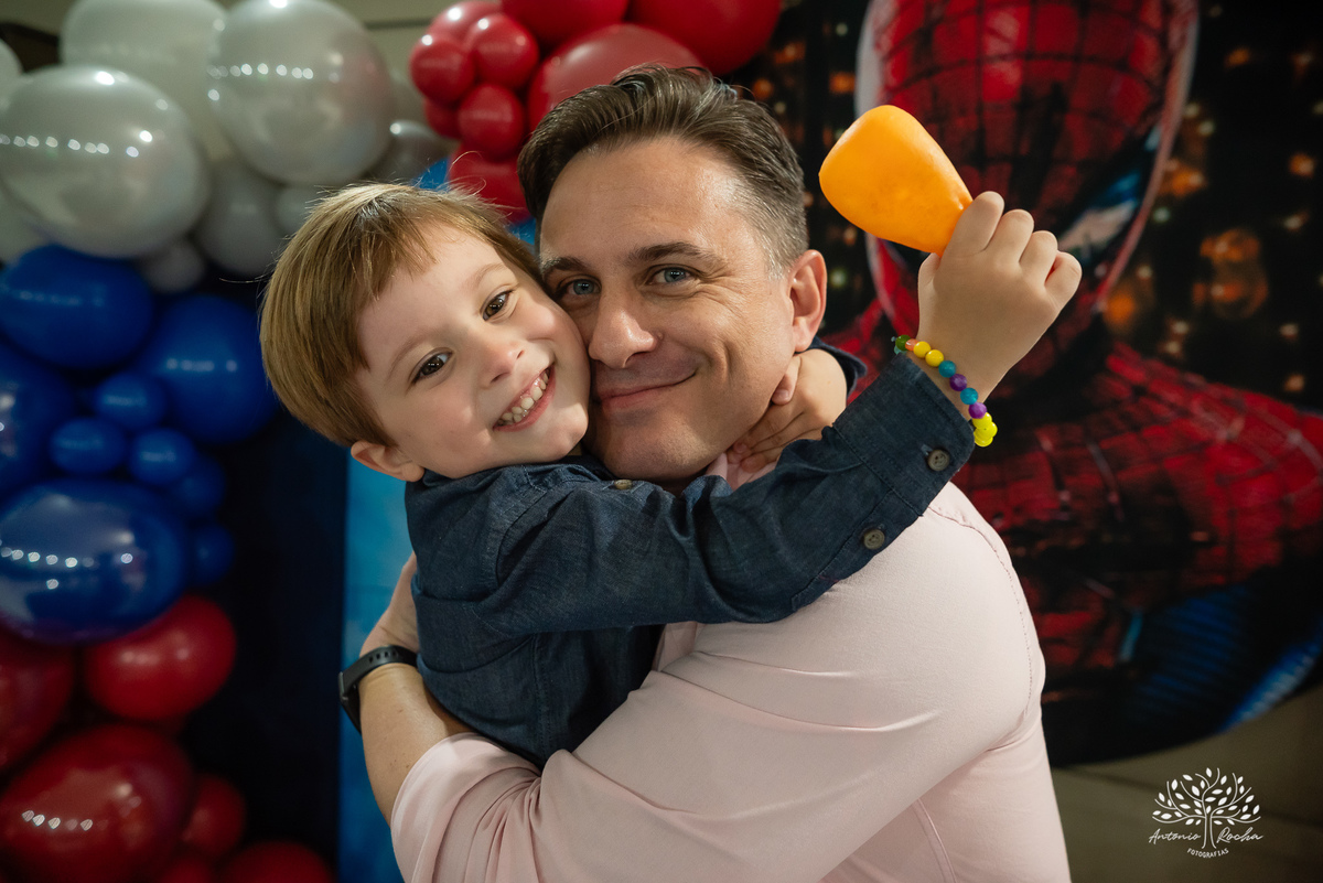 aniversário - 4 anos - Vicente - fotografia infantil - festa infantil - super-heróis - amigos - família -  -Pelotas - playground - Antônio Rocha Fotografias - registro de momentos - tio Guigui - Homem Aranha - Hulck - infância - Meu Herói