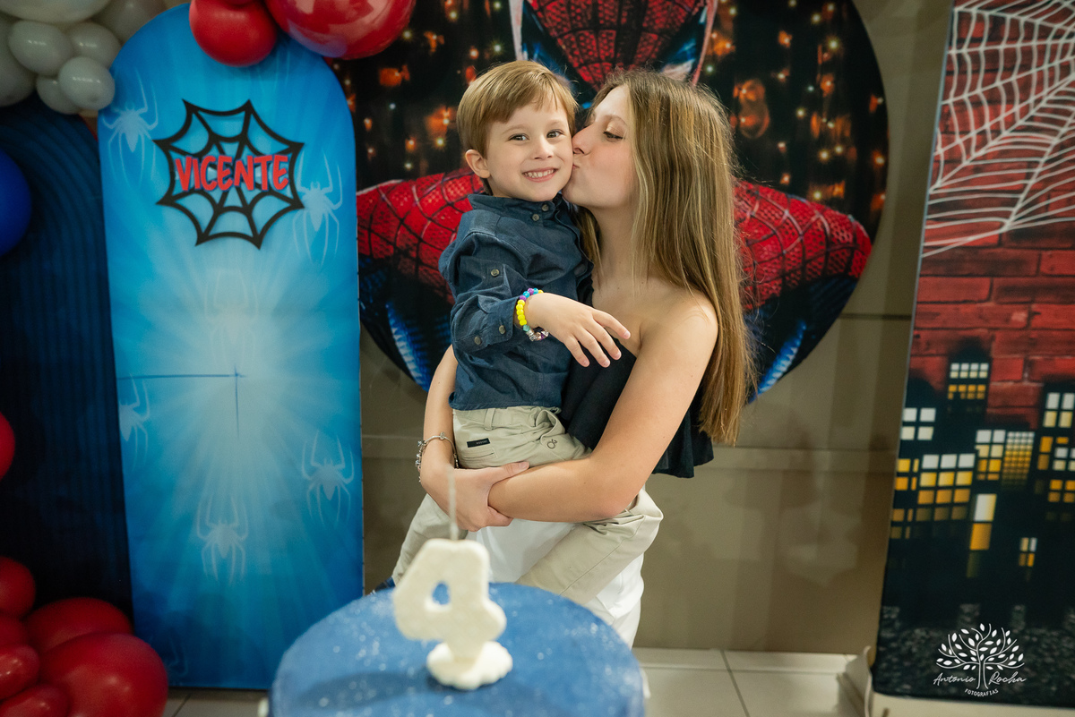 aniversário - 4 anos - Vicente - fotografia infantil - festa infantil - super-heróis - amigos - família -  -Pelotas - playground - Antônio Rocha Fotografias - registro de momentos - tio Guigui - Homem Aranha - Hulck - infância - Meu Herói