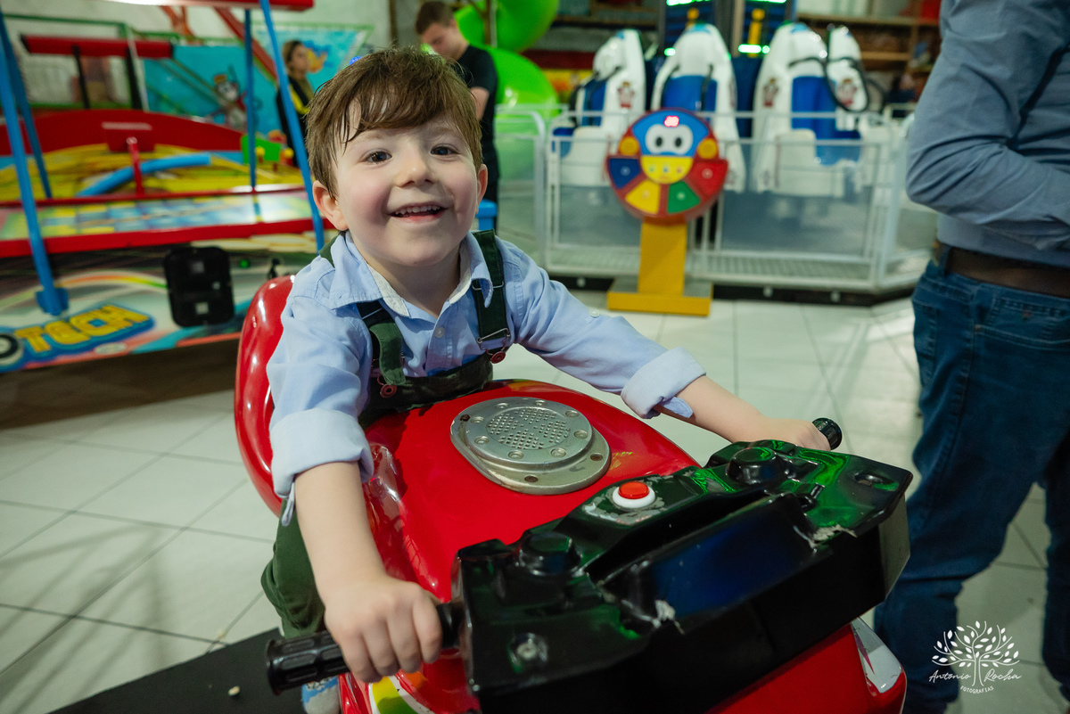 aniversário - 4 anos - Vicente - fotografia infantil - festa infantil - super-heróis - amigos - família -  -Pelotas - playground - Antônio Rocha Fotografias - registro de momentos - tio Guigui - Homem Aranha - Hulck - infância - Meu Herói
