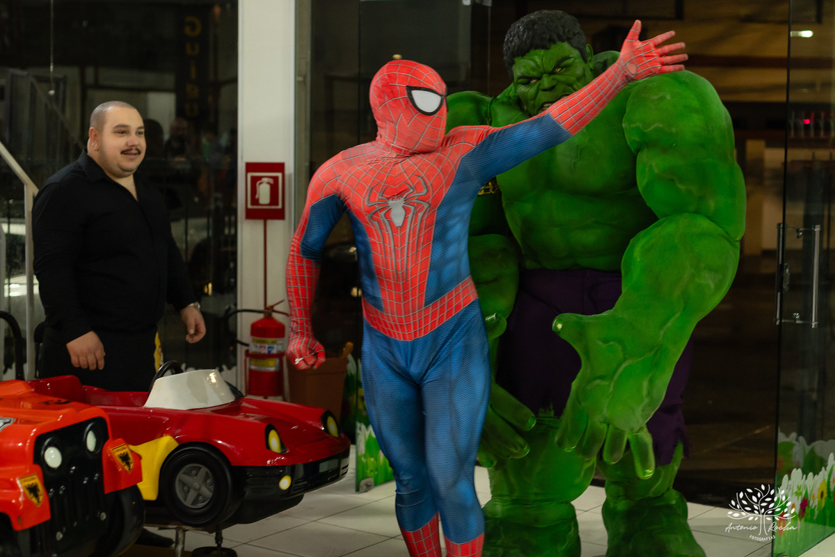 aniversário - 4 anos - Vicente - fotografia infantil - festa infantil - super-heróis - amigos - família -  -Pelotas - playground - Antônio Rocha Fotografias - registro de momentos - tio Guigui - Homem Aranha - Hulck - infância - Meu Herói