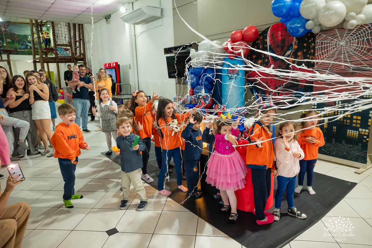 aniversário - 4 anos - Vicente - fotografia infantil - festa infantil - super-heróis - amigos - família -  -Pelotas - playground - Antônio Rocha Fotografias - registro de momentos - tio Guigui - Homem Aranha - Hulck - infância - Meu Herói