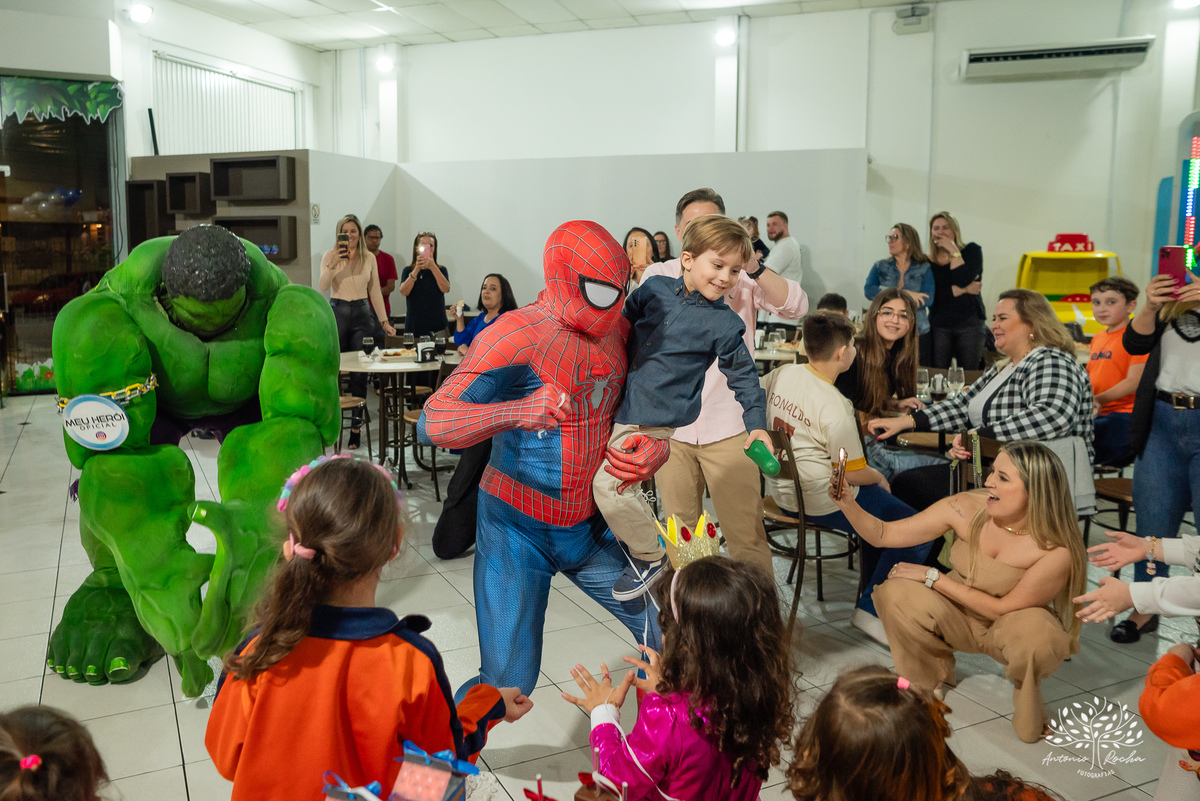 aniversário - 4 anos - Vicente - fotografia infantil - festa infantil - super-heróis - amigos - família -  -Pelotas - playground - Antônio Rocha Fotografias - registro de momentos - tio Guigui - Homem Aranha - Hulck - infância - Meu Herói