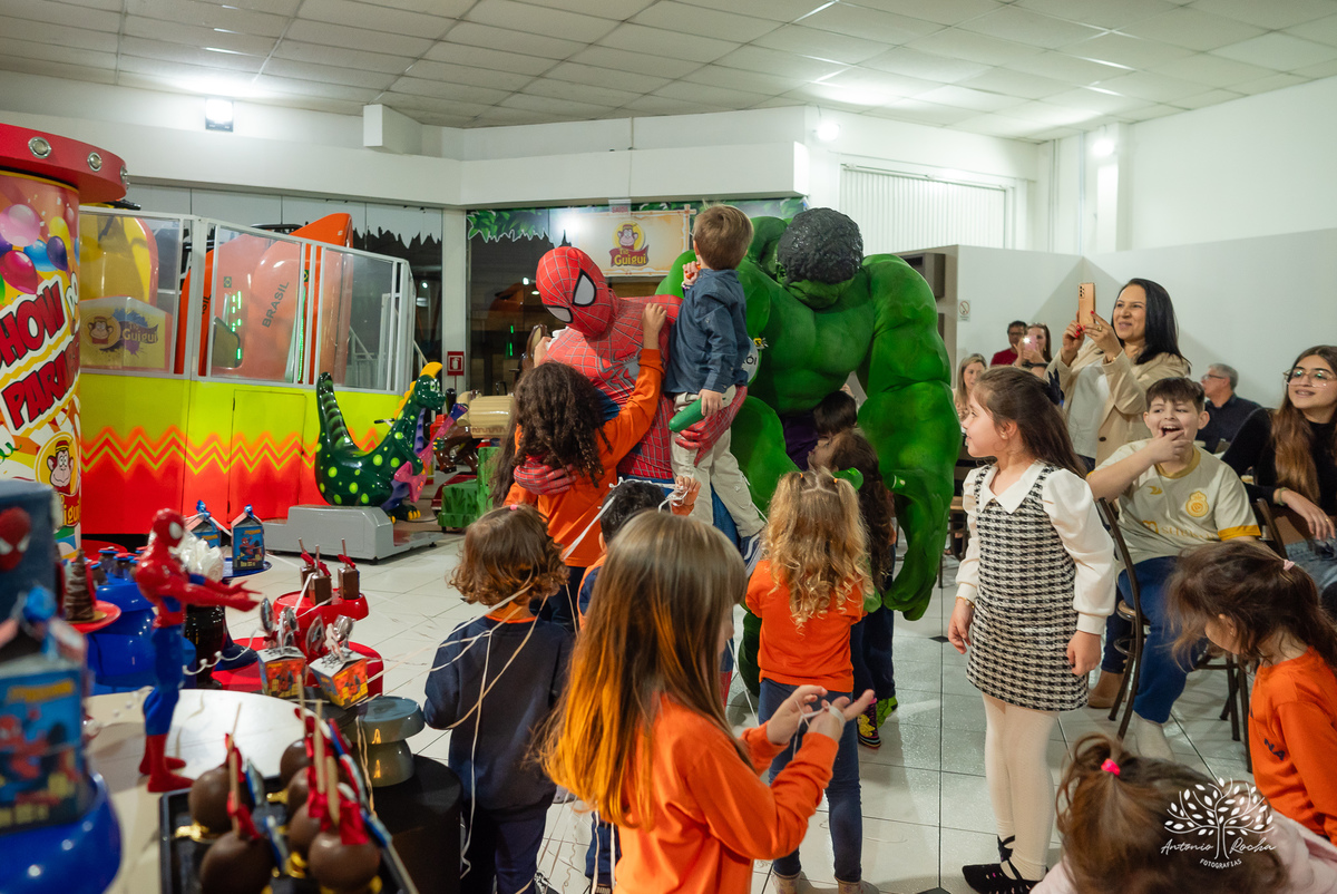 aniversário - 4 anos - Vicente - fotografia infantil - festa infantil - super-heróis - amigos - família -  -Pelotas - playground - Antônio Rocha Fotografias - registro de momentos - tio Guigui - Homem Aranha - Hulck - infância - Meu Herói