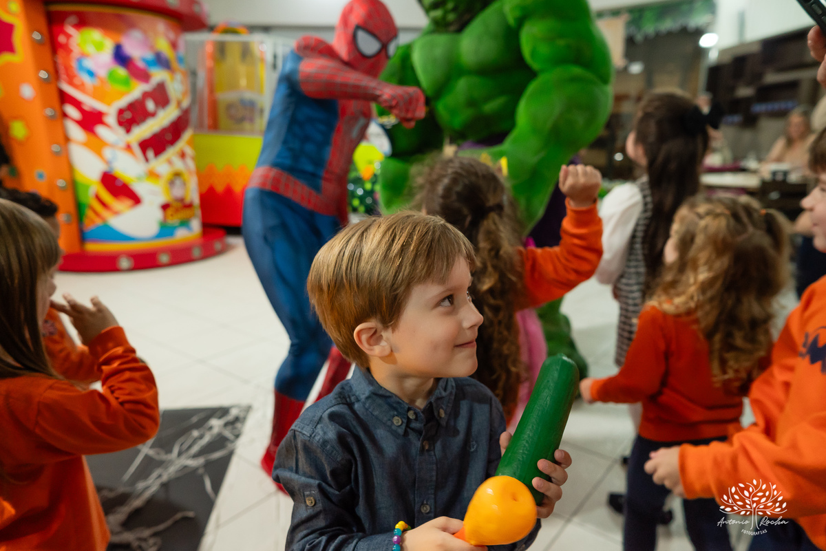 aniversário - 4 anos - Vicente - fotografia infantil - festa infantil - super-heróis - amigos - família -  -Pelotas - playground - Antônio Rocha Fotografias - registro de momentos - tio Guigui - Homem Aranha - Hulck - infância - Meu Herói