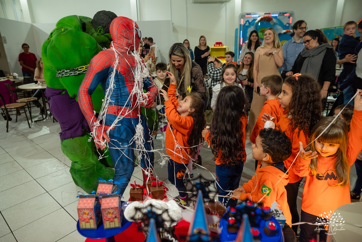 aniversário - 4 anos - Vicente - fotografia infantil - festa infantil - super-heróis - amigos - família -  -Pelotas - playground - Antônio Rocha Fotografias - registro de momentos - tio Guigui - Homem Aranha - Hulck - infância - Meu Herói