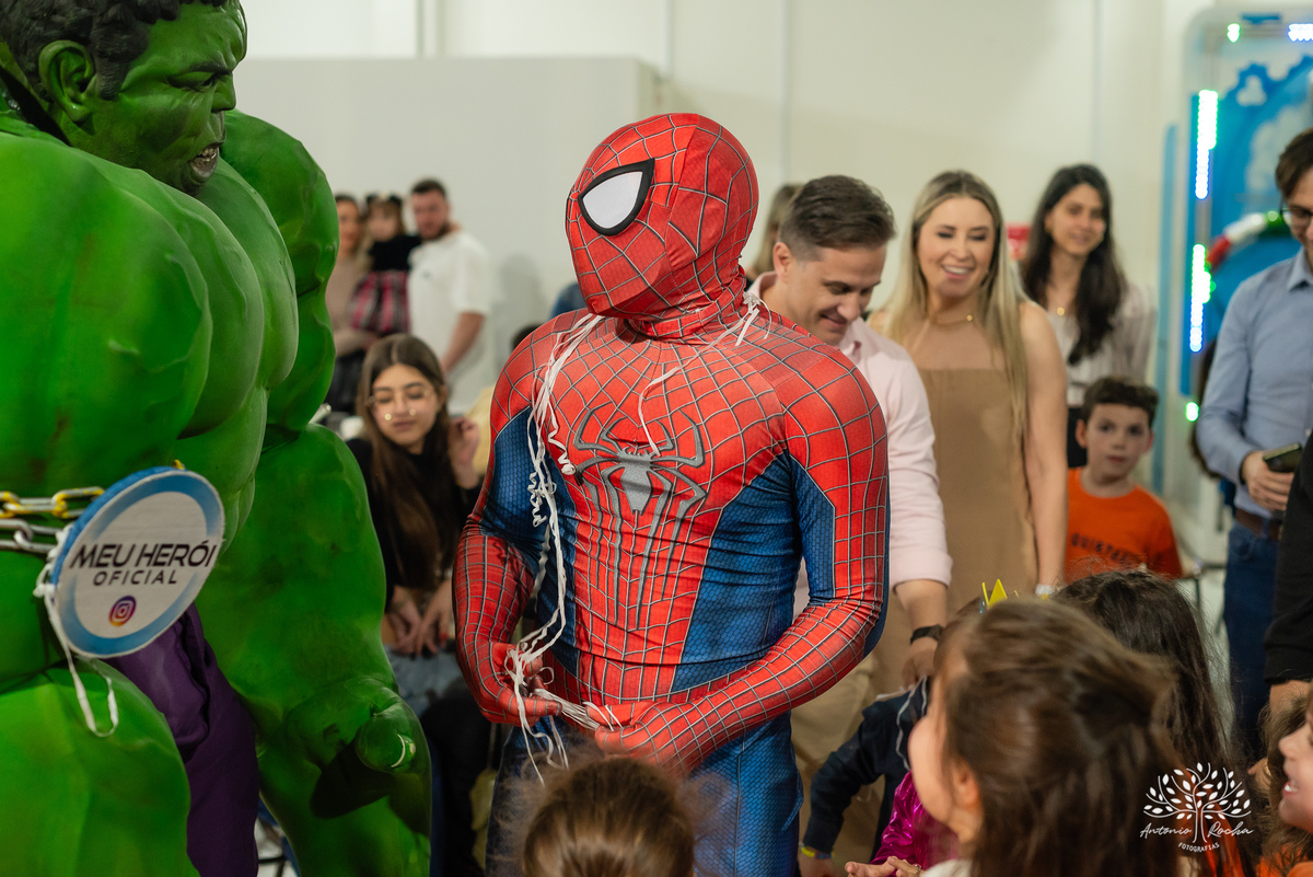 aniversário - 4 anos - Vicente - fotografia infantil - festa infantil - super-heróis - amigos - família -  -Pelotas - playground - Antônio Rocha Fotografias - registro de momentos - tio Guigui - Homem Aranha - Hulck - infância - Meu Herói