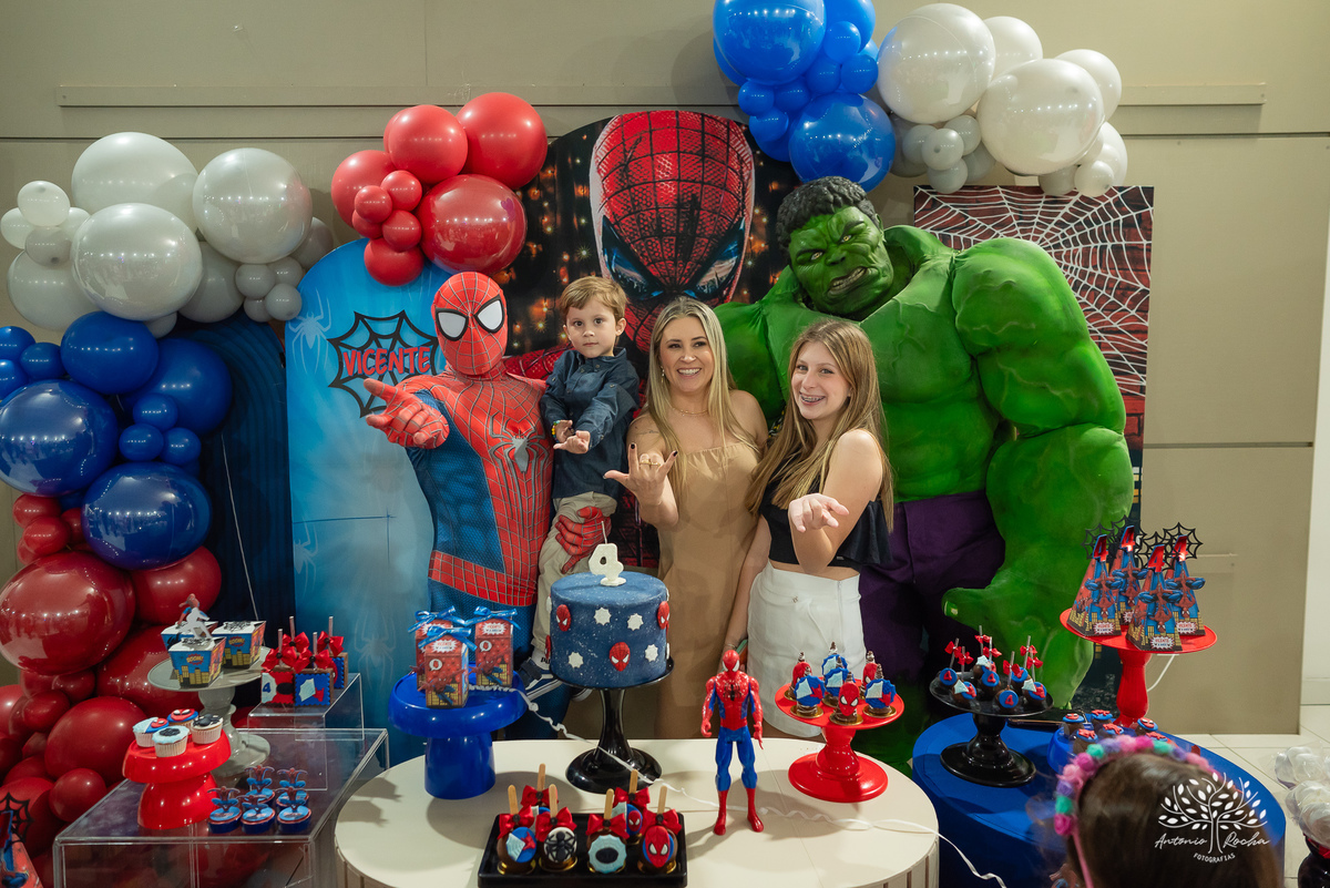 aniversário - 4 anos - Vicente - fotografia infantil - festa infantil - super-heróis - amigos - família -  -Pelotas - playground - Antônio Rocha Fotografias - registro de momentos - tio Guigui - Homem Aranha - Hulck - infância - Meu Herói