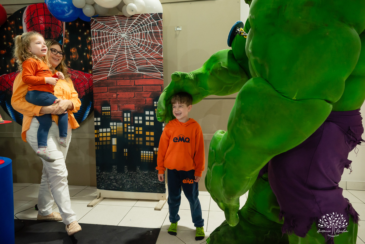 aniversário - 4 anos - Vicente - fotografia infantil - festa infantil - super-heróis - amigos - família -  -Pelotas - playground - Antônio Rocha Fotografias - registro de momentos - tio Guigui - Homem Aranha - Hulck - infância - Meu Herói