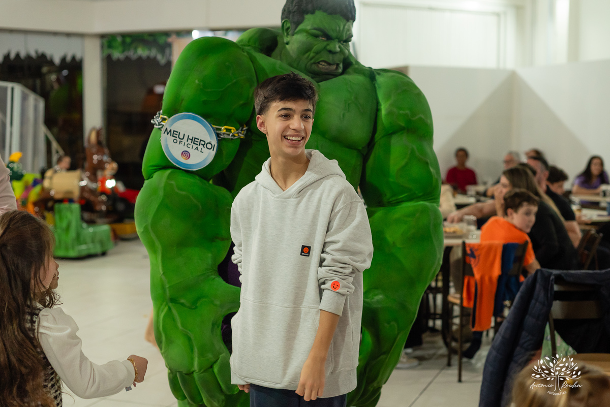 aniversário - 4 anos - Vicente - fotografia infantil - festa infantil - super-heróis - amigos - família -  -Pelotas - playground - Antônio Rocha Fotografias - registro de momentos - tio Guigui - Homem Aranha - Hulck - infância - Meu Herói
