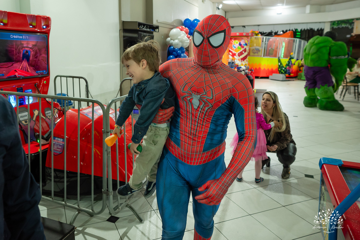 aniversário - 4 anos - Vicente - fotografia infantil - festa infantil - super-heróis - amigos - família -  -Pelotas - playground - Antônio Rocha Fotografias - registro de momentos - tio Guigui - Homem Aranha - Hulck - infância - Meu Herói