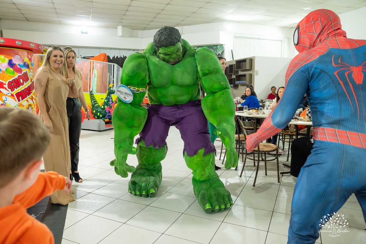 aniversário - 4 anos - Vicente - fotografia infantil - festa infantil - super-heróis - amigos - família -  -Pelotas - playground - Antônio Rocha Fotografias - registro de momentos - tio Guigui - Homem Aranha - Hulck - infância - Meu Herói