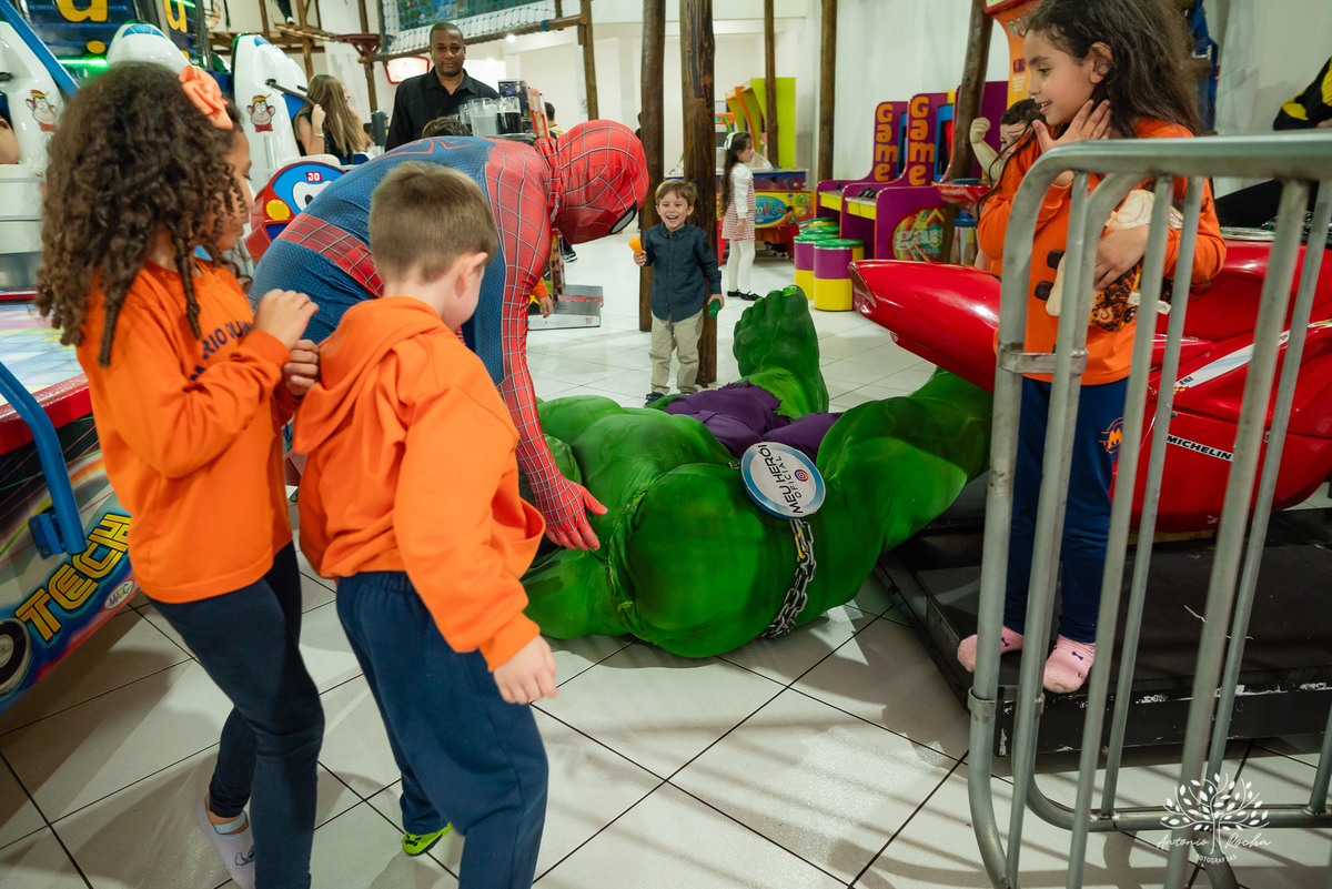 aniversário - 4 anos - Vicente - fotografia infantil - festa infantil - super-heróis - amigos - família -  -Pelotas - playground - Antônio Rocha Fotografias - registro de momentos - tio Guigui - Homem Aranha - Hulck - infância - Meu Herói