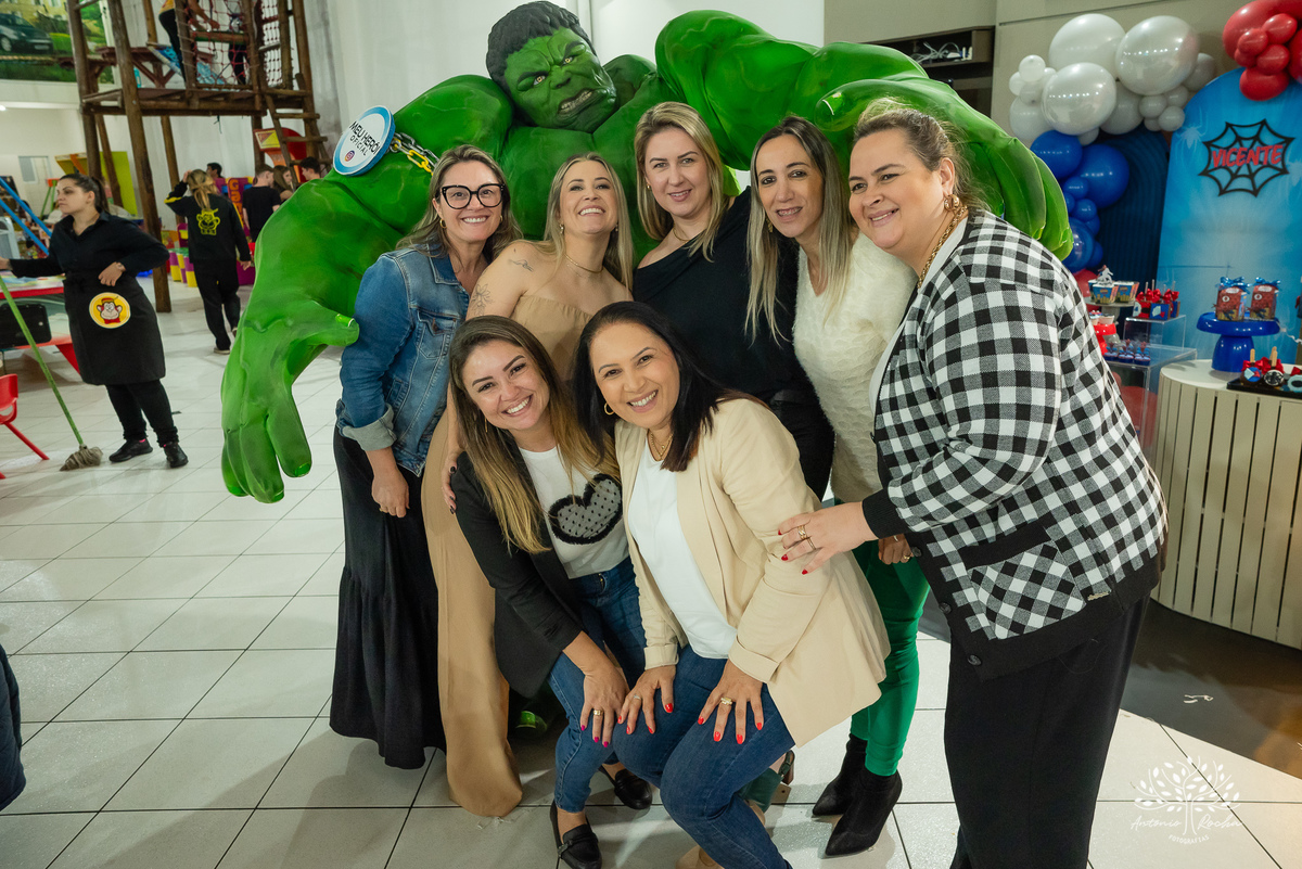 aniversário - 4 anos - Vicente - fotografia infantil - festa infantil - super-heróis - amigos - família -  -Pelotas - playground - Antônio Rocha Fotografias - registro de momentos - tio Guigui - Homem Aranha - Hulck - infância - Meu Herói