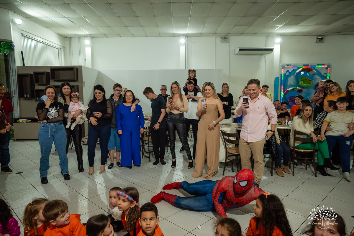 aniversário - 4 anos - Vicente - fotografia infantil - festa infantil - super-heróis - amigos - família -  -Pelotas - playground - Antônio Rocha Fotografias - registro de momentos - tio Guigui - Homem Aranha - Hulck - infância - Meu Herói
