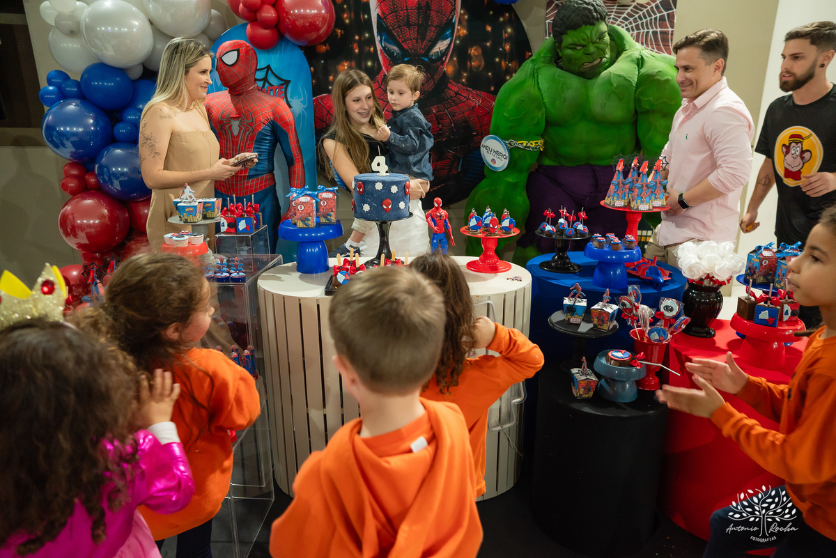 aniversário - 4 anos - Vicente - fotografia infantil - festa infantil - super-heróis - amigos - família -  -Pelotas - playground - Antônio Rocha Fotografias - registro de momentos - tio Guigui - Homem Aranha - Hulck - infância - Meu Herói