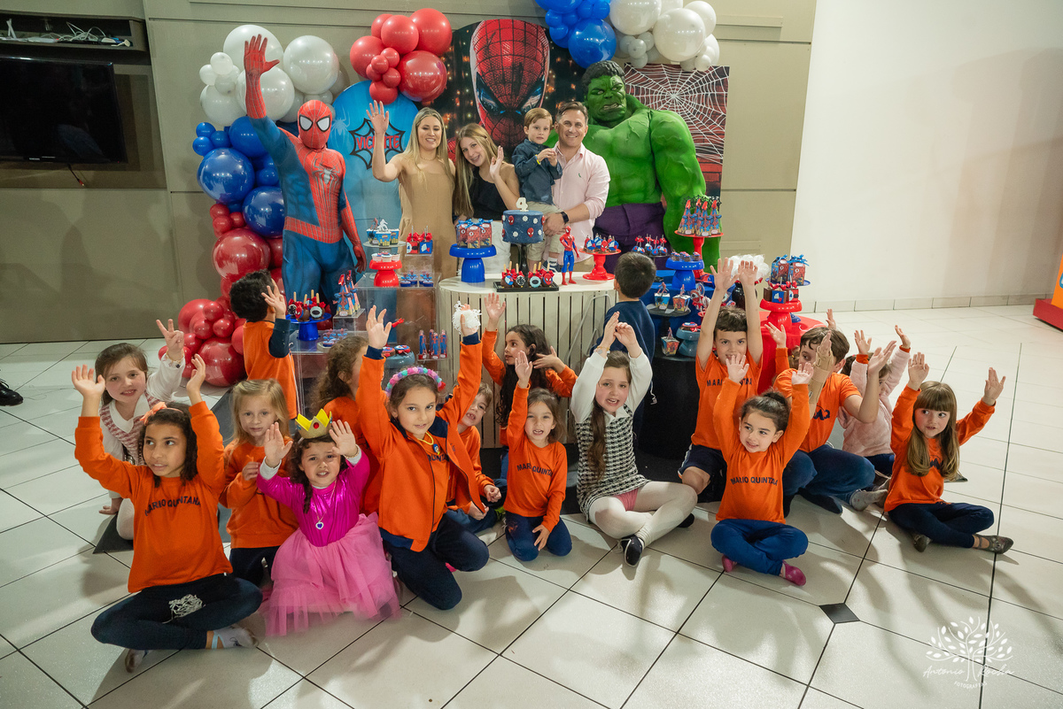 aniversário - 4 anos - Vicente - fotografia infantil - festa infantil - super-heróis - amigos - família -  -Pelotas - playground - Antônio Rocha Fotografias - registro de momentos - tio Guigui - Homem Aranha - Hulck - infância - Meu Herói