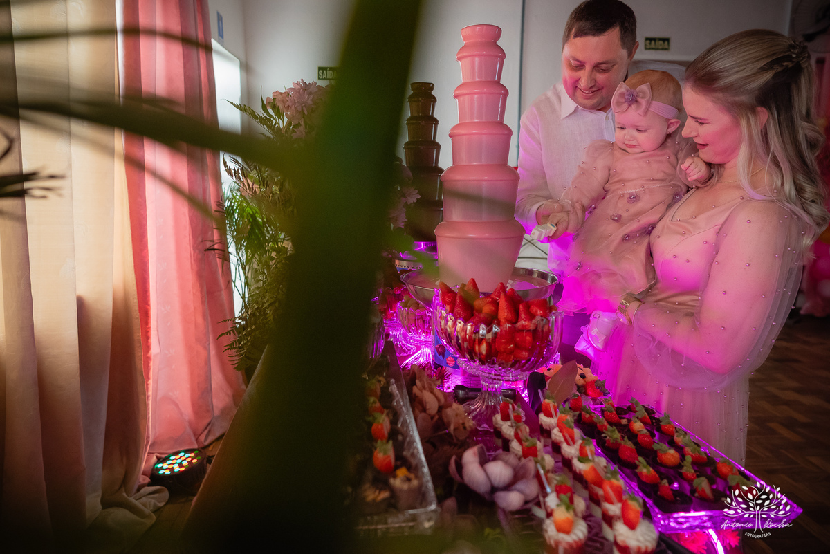 amor de mãe - conexão especial - primeiro aninho - Laura - fotografia infantil - Antonio Rocha Fotografias - estilo alemão - festa infantil – Cascata Doce Sabor - Salão Stark-  registro fotográfico - cascata de chocolates - café colonial - Pelotas