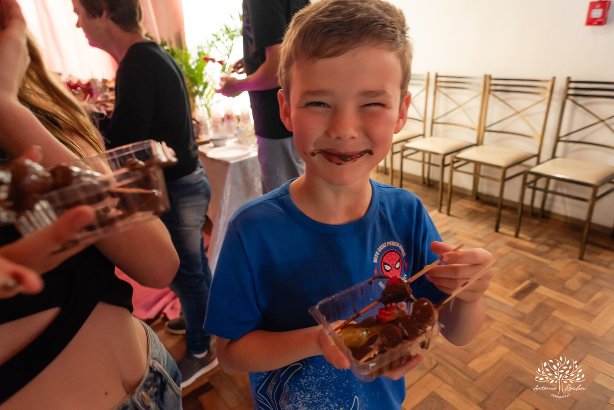 amor de mãe - conexão especial - primeiro aninho - Laura - fotografia infantil - Antonio Rocha Fotografias - estilo alemão - festa infantil – Cascata Doce Sabor - Salão Stark-  registro fotográfico - cascata de chocolates - café colonial - Pelotas