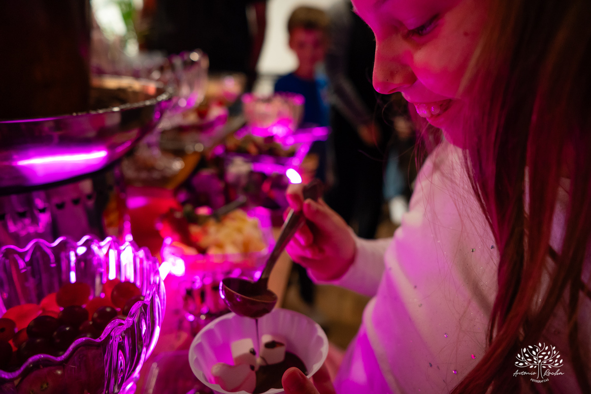 amor de mãe - conexão especial - primeiro aninho - Laura - fotografia infantil - Antonio Rocha Fotografias - estilo alemão - festa infantil – Cascata Doce Sabor - Salão Stark-  registro fotográfico - cascata de chocolates - café colonial - Pelotas