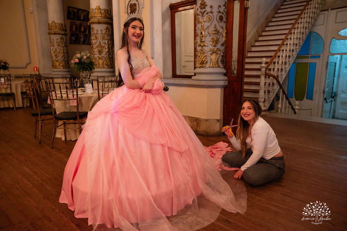 festa - 15 anos - Ana Julia - debutante - vestido - escadaria - Aleluia - dança - celebração - família - amigos - cliques - presentes - emoção - carinho - Antonio Rocha Fotografias – Pelotas – Clube Caixeral - Debutante Cantora - Violão