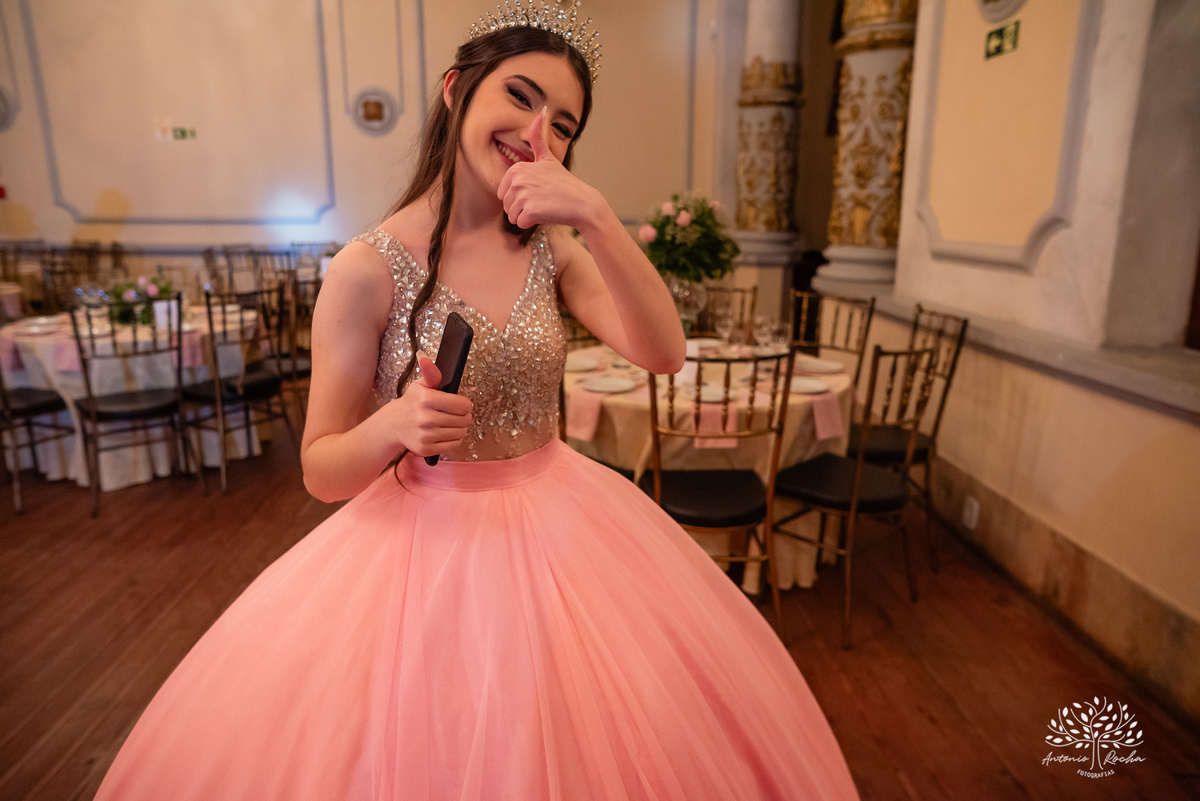 festa - 15 anos - Ana Julia - debutante - vestido - escadaria - Aleluia - dança - celebração - família - amigos - cliques - presentes - emoção - carinho - Antonio Rocha Fotografias – Pelotas – Clube Caixeral - Debutante Cantora - Violão