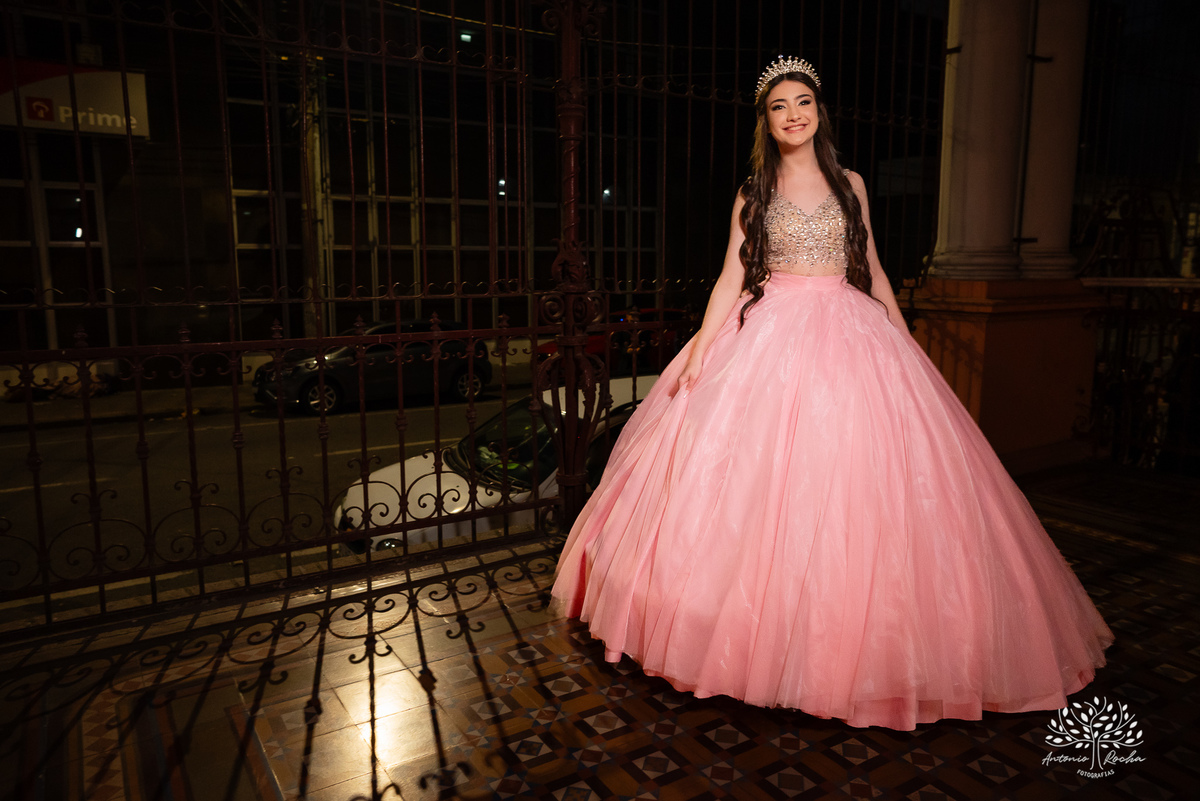 festa - 15 anos - Ana Julia - debutante - vestido - escadaria - Aleluia - dança - celebração - família - amigos - cliques - presentes - emoção - carinho - Antonio Rocha Fotografias – Pelotas – Clube Caixeral - Debutante Cantora - Violão