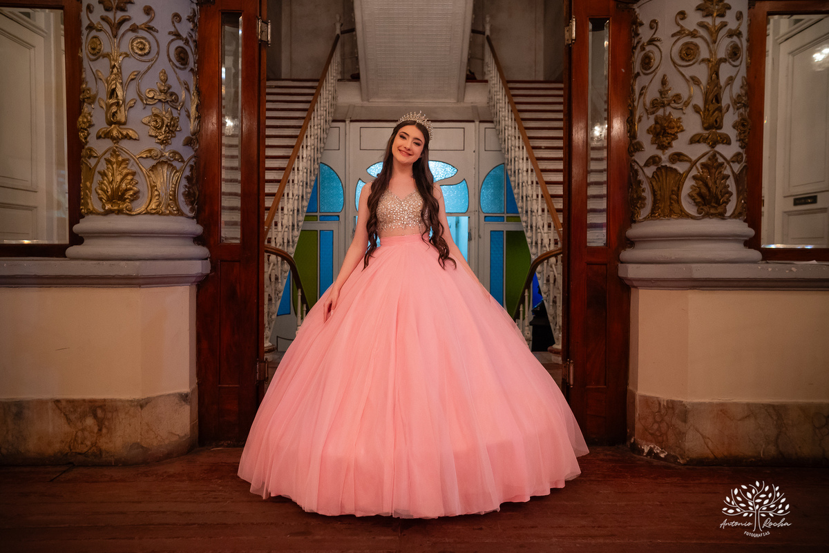 festa - 15 anos - Ana Julia - debutante - vestido - escadaria - Aleluia - dança - celebração - família - amigos - cliques - presentes - emoção - carinho - Antonio Rocha Fotografias – Pelotas – Clube Caixeral - Debutante Cantora - Violão