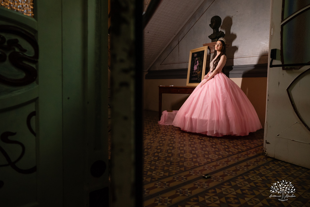 festa - 15 anos - Ana Julia - debutante - vestido - escadaria - Aleluia - dança - celebração - família - amigos - cliques - presentes - emoção - carinho - Antonio Rocha Fotografias – Pelotas – Clube Caixeral - Debutante Cantora - Violão